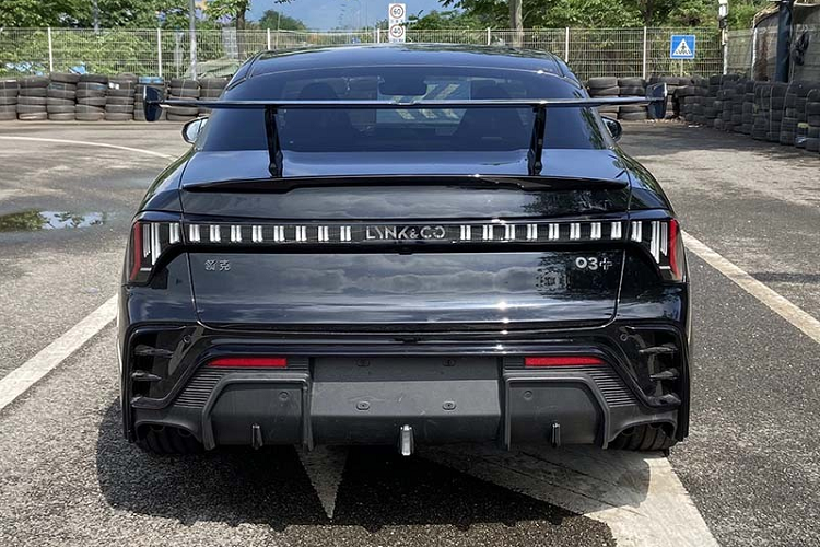 Bây giờ, cuối cùng chúng ta đã đến với hệ thống truyền động của Lynk &amp; Co 03++, đó là một chiếc xe với động cơ xăng 4 xi-lanh, dung tích 2.0 lít, tăng áp kép có tên B4204L43, được điều chỉnh bởi Aurobay nổi tiếng (Powertrain Engineering Thụy Điển AB), nhờ đó, công suất tối đa 349 mã lực và hệ dẫn động 4WD.