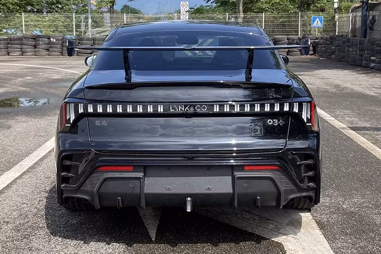 Bây giờ, cuối cùng chúng ta đã đến với hệ thống truyền động của Lynk &amp; Co 03++, đó là một chiếc xe với động cơ xăng 4 xi-lanh, dung tích 2.0 lít, tăng áp kép có tên B4204L43, được điều chỉnh bởi Aurobay nổi tiếng (Powertrain Engineering Thụy Điển AB), nhờ đó, công suất tối đa 349 mã lực và hệ dẫn động 4WD.