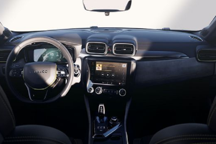 Vì vậy, nó dài hơn 13 mm và cao hơn 16 mm so với 03 thông thường. Trọng lượng giới hạn của nó là 1.645 kg, nặng hơn một chút so với Lynk &amp; Co 03+ với 254 mã lực. Mâm của 03++ hơi nhỏ khi có kích thước 19 inch, lốp mâm là 245/35.