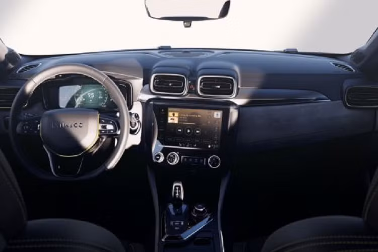 Vì vậy, nó dài hơn 13 mm và cao hơn 16 mm so với 03 thông thường. Trọng lượng giới hạn của nó là 1.645 kg, nặng hơn một chút so với Lynk &amp; Co 03+ với 254 mã lực. Mâm của 03++ hơi nhỏ khi có kích thước 19 inch, lốp mâm là 245/35.