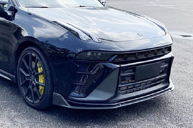 Nó sẽ có một ICE bi-turbo 2 lít dưới mui xe tạo ra 349 mã lực, cao hơn 34 mã lực so với xe đua đường phố Honda Civic Type R 2023. Lynk &amp; Co - thương hiệu xe hơi do Geely và Volvo cùng điều hành hiện chưa có bất kỳ động thái chia sẻ gì về chiếc xe này, chỉ biết rằng, chẳng bao lâu nữa, thế hệ thứ hai của Lynk &amp; Co 03 với công suất tối đa 349 mã lực sẽ có sẵn để mua tại thị trường Trung Quốc.