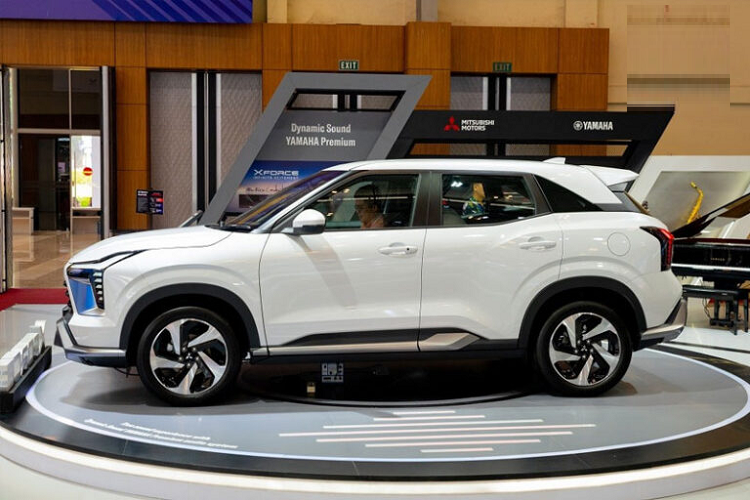 "Trái tim" của Mitsubishi Xforce là động cơ xăng 4 xi-lanh, dung tích 1.5L dùng chung với Mitsubishi Xpander, tạo ra công suất tối đa 105 mã lực và mô-men xoắn cực đại 141 Nm. Động cơ kết hợp với hộp số biến thiên vô cấp CVT và hệ dẫn động cầu trước. Xe có 4 chế độ lái, bao gồm Bình thường, Đường sỏi đá, Đường bùn lầy và Đường trơn trượt. 