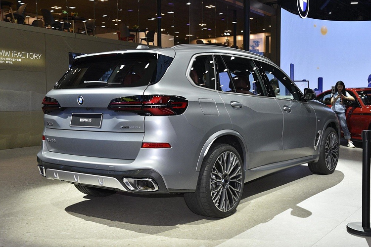 Không chỉ ngoại hình và trang bị tiện nghi, ngay cả động cơ của BMW X5 Li 2024 ở Trung Quốc cũng được nâng cấp với công nghệ mild hybrid giúp tiết kiệm xăng hơn. Khi mua BMW X5 Li 2024, khách hàng Trung Quốc có thể chọn 1 trong 2 loại động cơ.