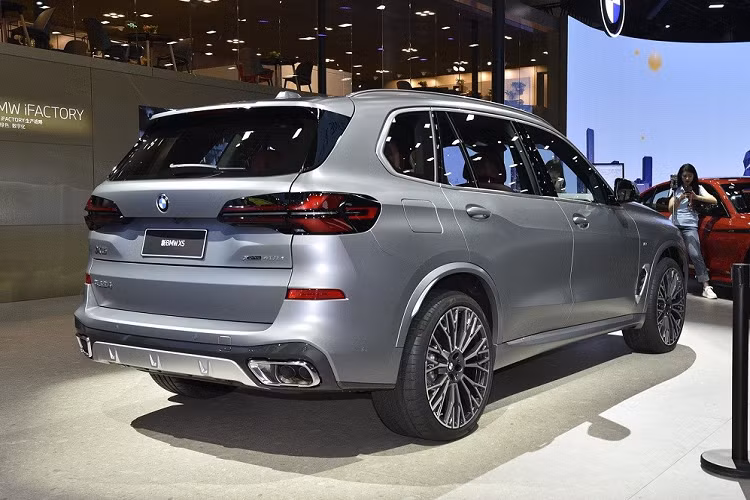 Không chỉ ngoại hình và trang bị tiện nghi, ngay cả động cơ của BMW X5 Li 2024 ở Trung Quốc cũng được nâng cấp với công nghệ mild hybrid giúp tiết kiệm xăng hơn. Khi mua BMW X5 Li 2024, khách hàng Trung Quốc có thể chọn 1 trong 2 loại động cơ.