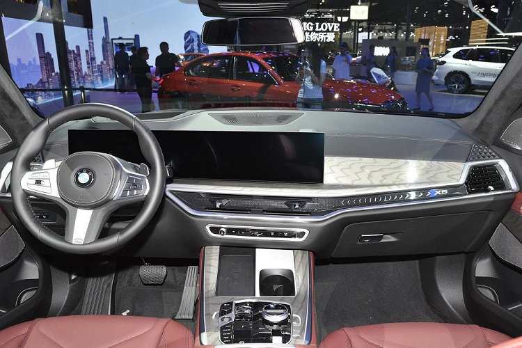 Bước sang phiên bản nâng cấp, BMW X5 Li được bổ sung đầu xe mới với đèn pha sắc sảo hơn, khe gió mỏng hơn và cụm đèn hậu LED với tạo hình chữ "X" bên trong. Gói trang bị ngoại thất M Package được trang bị tiêu chuẩn cho xe. Trong khi đó, vành hợp kim 22 inch và cửa sổ trời toàn cảnh Star Sky nằm trong danh sách trang bị tùy chọn.