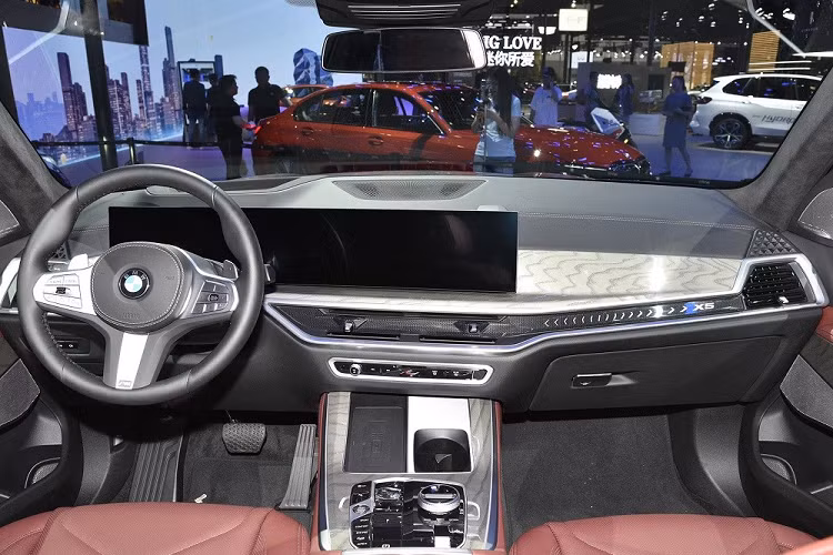 Bước sang phiên bản nâng cấp, BMW X5 Li được bổ sung đầu xe mới với đèn pha sắc sảo hơn, khe gió mỏng hơn và cụm đèn hậu LED với tạo hình chữ "X" bên trong. Gói trang bị ngoại thất M Package được trang bị tiêu chuẩn cho xe. Trong khi đó, vành hợp kim 22 inch và cửa sổ trời toàn cảnh Star Sky nằm trong danh sách trang bị tùy chọn.