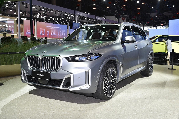 BMW X5 phiên bản trục cơ sở dài (Li) mới được bán ở thị trường Trung Quốc từ tháng 3 năm ngoái. Đây là mẫu xe dành riêng cho thị trường tỷ dân này và hiện đang được lắp ráp ở Trung Quốc. Chưa đầy 2 năm sau, mẫu xe này đã được bổ sung phiên bản nâng cấp giữa vòng đời. Trong triển lãm Ô tô Thành Đô 2023 hiện đang diễn ra tại Trung Quốc, BMW X5 Li 2024 mới đã chính thức vén màn.