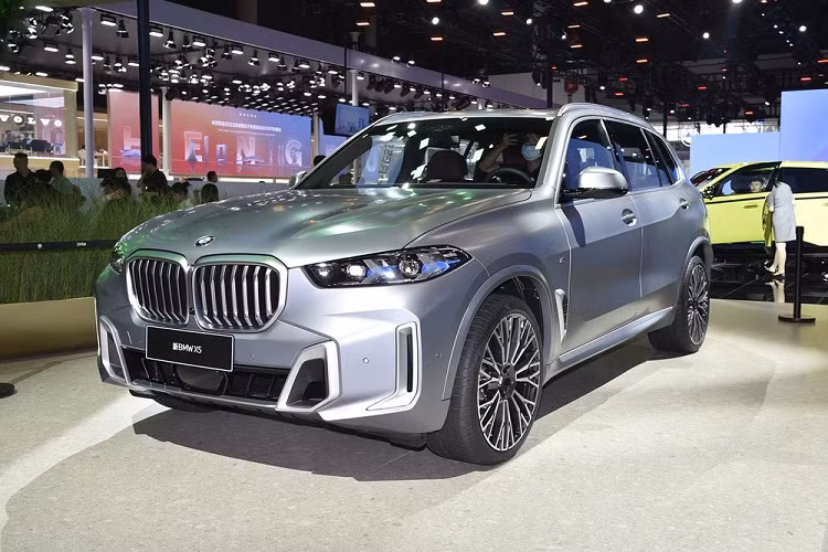 BMW X5 phiên bản trục cơ sở dài (Li) mới được bán ở thị trường Trung Quốc từ tháng 3 năm ngoái. Đây là mẫu xe dành riêng cho thị trường tỷ dân này và hiện đang được lắp ráp ở Trung Quốc. Chưa đầy 2 năm sau, mẫu xe này đã được bổ sung phiên bản nâng cấp giữa vòng đời. Trong triển lãm Ô tô Thành Đô 2023 hiện đang diễn ra tại Trung Quốc, BMW X5 Li 2024 mới đã chính thức vén màn.