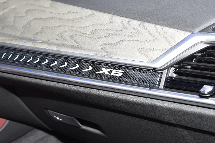 Chưa hết, BMW X5 Li 2024 ở thị trường Trung Quốc còn có những trang bị khác như hệ thống âm thanh Harman Kardon, các cổng USB Type C và sạc điện thoại không dây. Cũng giống như BMW X7 và 7-Series mới, mẫu xe này có thanh cảm ứng kiêm đèn viền Interaction Bar mới trên mặt táp-lô.