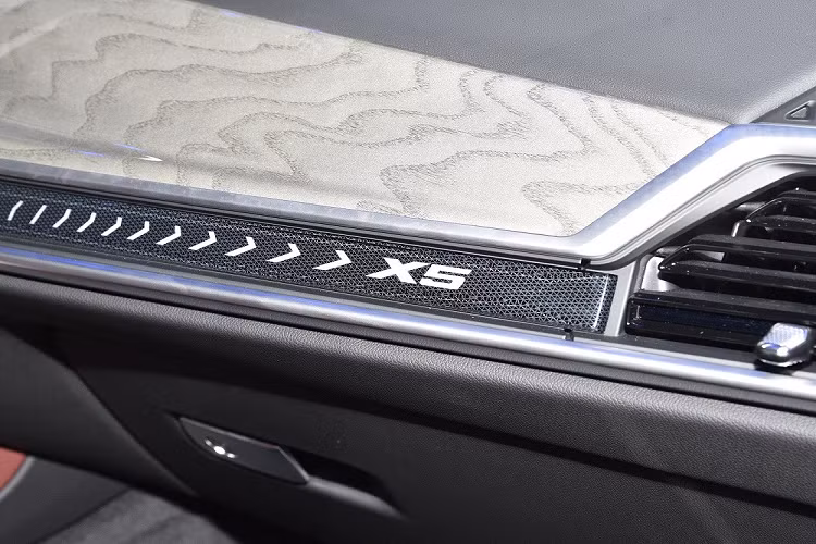 Chưa hết, BMW X5 Li 2024 ở thị trường Trung Quốc còn có những trang bị khác như hệ thống âm thanh Harman Kardon, các cổng USB Type C và sạc điện thoại không dây. Cũng giống như BMW X7 và 7-Series mới, mẫu xe này có thanh cảm ứng kiêm đèn viền Interaction Bar mới trên mặt táp-lô.