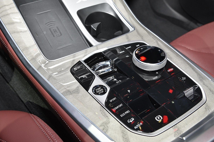 Bên trong BMW X5 Li 2024 là không gian nội thất 2 hàng ghế với 5 chỗ ngồi rộng rãi nhờ chiều dài cơ sở lớn. Nội thất của xe được bọc bằng chất liệu da cao cấp và ốp gỗ. Bên cạnh đó là những chi tiết bằng pha lê đặc trưng của xe sang BMW. Ở phiên bản mới, xe được trang bị màn hình cảm ứng trung tâm lớn hơn, đạt kích thước 14,9 inch. Màn hình này nối liền với bảng đồng hồ kỹ thuật số 12,3 inch, tạo thành màn hình cong trên mặt táp-lô