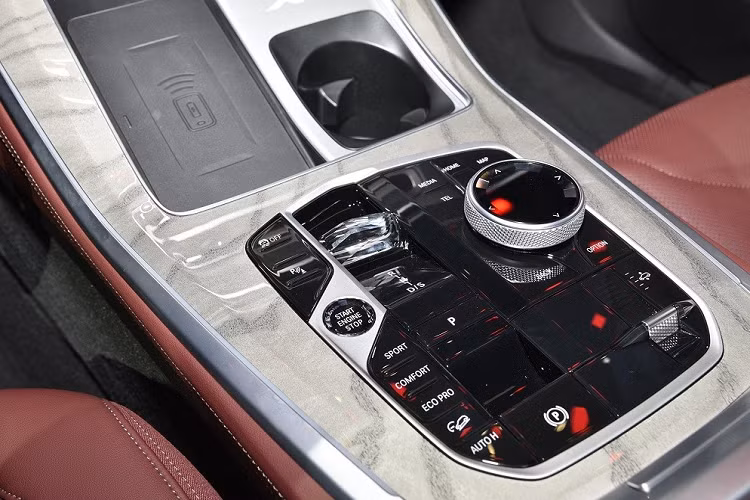 Bên trong BMW X5 Li 2024 là không gian nội thất 2 hàng ghế với 5 chỗ ngồi rộng rãi nhờ chiều dài cơ sở lớn. Nội thất của xe được bọc bằng chất liệu da cao cấp và ốp gỗ. Bên cạnh đó là những chi tiết bằng pha lê đặc trưng của xe sang BMW. Ở phiên bản mới, xe được trang bị màn hình cảm ứng trung tâm lớn hơn, đạt kích thước 14,9 inch. Màn hình này nối liền với bảng đồng hồ kỹ thuật số 12,3 inch, tạo thành màn hình cong trên mặt táp-lô