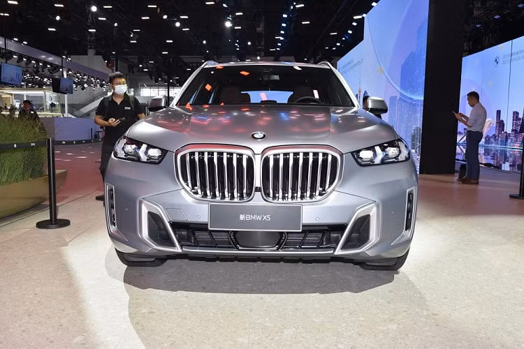 Cụ thể, BMW X5 Li 2024 có chiều dài lên đến 5.060 mm và chiều dài cơ sở đạt 3.105 mm. So với BMW X5 ở thị trường nước ngoài, mẫu xe này dài hơn đến 130 mm. Thậm chí, chiều dài cơ sở của BMW X5 Li 2024 còn tương đương với 2 mẫu SUV cỡ lớn cùng thương hiệu là X7 và XM.