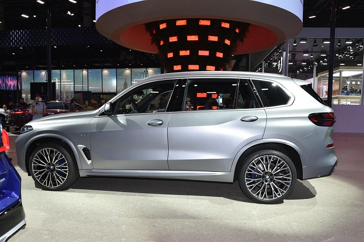 Không có gì bất ngờ khi mẫu xe SUV hạng sang BMW X5 Li 2024 sở hữu ngoại hình tương tự X5 phiên bản nâng cấp ở thị trường nước ngoài. Tuy nhiên, xe có chiều dài cơ sở lớn hơn và một số chi tiết thiết kế dành riêng cho thị trường Trung Quốc.