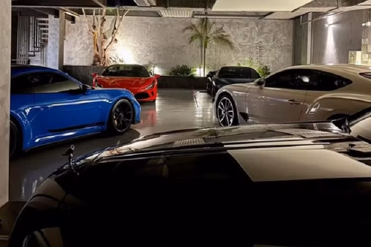 Dàn "xế hộp" bao gồm xe đua đường phố Porsche 911 GT3 thế hệ 992 của Cường Đô la, siêu xe Ferrari SF90 Spider, Mercedes-Benz S450L Luxury 2022 và Audi A8L 2022.