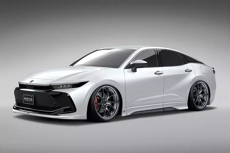 Phần đuôi xe tiếp túc phong cách hầm hố với bộ cánh gió cố định, kết hợp cùng bộ khuếch tán và 4 ống xả chia đều 2 bên. Nhà Blitz cũng mang đến Tokyo Auto Salon 2023 một bản độ Toyota Crown Crossover.