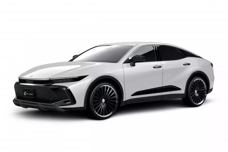 Trong các gói độ được giới thiệu, phiên bản VIP EXE đến từ Aimgain được đánh giá là tinh tế nhất trong số các phiên bản Toyota Crown độ tại Tokyo Auto Salon 2023.