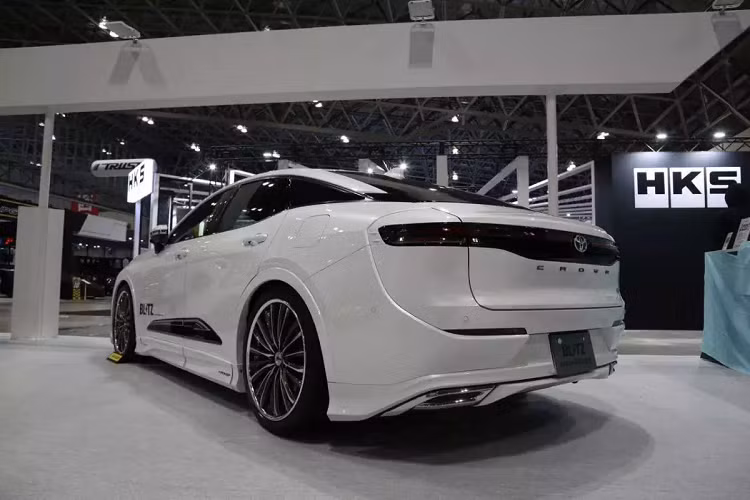 Ấn tượng nhất là hãng Aimgain với bản độ Crown mang tên VIP EXE. Bản độ này được hạ gầm với bộ treo hạ thấp, đi kèm với bộ la-zăng và lốp mới. Aimgain cũng mở rộng phần thân xe với các ốp widebody, trong khi đuôi xe cũng bổ sung bộ khuếch tán gió và ống xả kép mạ chrome.