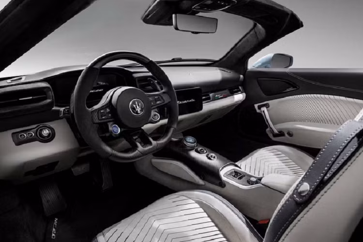 Bên trong cabin, Maserati MC20 Cielo mang phong cách hiện đại, nổi bật nhất là màn hình giải trí và bảng đồng hồ kỹ thuật số cùng kích thước 10.25 inch. Xe sử dụng vô lăng 3 chấu bọc da Alcantara có đáy vát phẳng thể thao. Đi kèm là các nút bấm thay đổi chế độ lái và 2 lẫy chuyển số làm từ sợi carbon giúp mang đến trải nghiệm phấn khích.