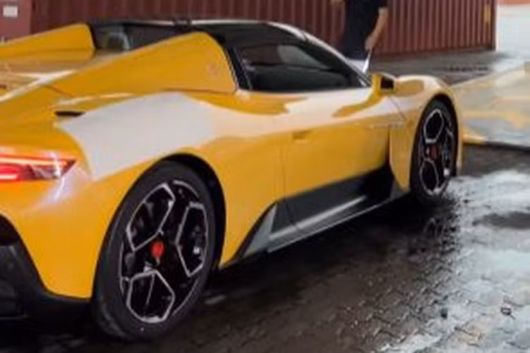 Là phiên bản mui trần của MC20 Coupe nên Maserati MC20 Cielo cũng được trang bị động cơ Nettuno V6 3.0L sản sinh công suất 621 mã lực và mô-men xoắn cực đại 730 Nm, kết hợp hộp số ly hợp kép 8 cấp và tốc độ tối đa hơn 320 km/h.