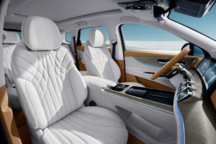 Nút khởi động trên xe Chery Tiggo 9 cũng như các lỗ thông gió với vẻ ngoài kim loại bắt mắt có thiết kế gần giống các mẫu xe Bentley.Những chiếc ghế của Chery Tiggo 9 trông giống như thuộc về chiếc xe SUV hạng sang đắt tiền thay vì SUV cỡ trung, phiên bản 5 chỗ ngồi sẽ mang đến khoang hành khách có chỗ duỗi chân thoải mái, cấu hình của xe 7 chỗ sẽ là 2/2/3.