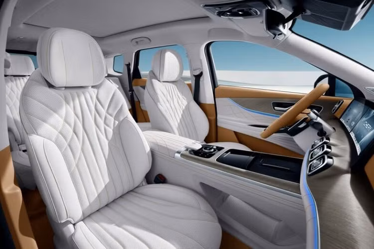 Nút khởi động trên xe Chery Tiggo 9 cũng như các lỗ thông gió với vẻ ngoài kim loại bắt mắt có thiết kế gần giống các mẫu xe Bentley.Những chiếc ghế của Chery Tiggo 9 trông giống như thuộc về chiếc xe SUV hạng sang đắt tiền thay vì SUV cỡ trung, phiên bản 5 chỗ ngồi sẽ mang đến khoang hành khách có chỗ duỗi chân thoải mái, cấu hình của xe 7 chỗ sẽ là 2/2/3.