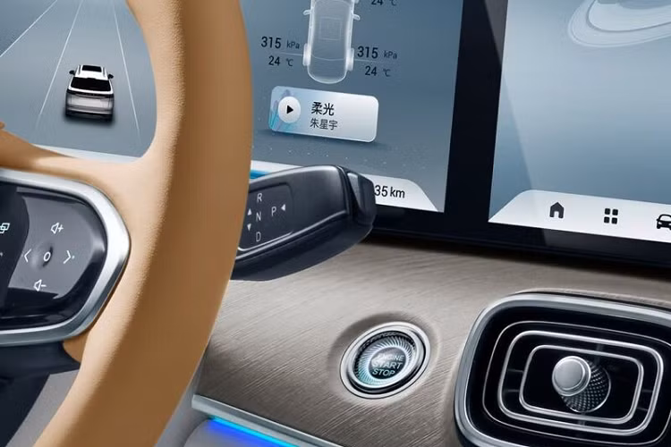 Về bố cục khoang lái, nội thất sẽ được chia làm 3 màu chính như trắng, nâu nhạt và vân gỗ nhám, khách hàng cũng có thể tùy chọn các màu khác cho nội thất xe Chery Tiggo 9. Cần số xe được đưa lên sau vô lăng, phía bên phải, đây là thiết kế chung của nhiều hãng Trung Quốc trong các năm qua trên xe đốt trong cũng như ôtô điện mới.