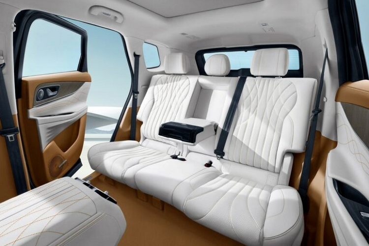 Về thiết kế, Tiggo 9 là một chiếc xe đẹp với các đường vuốt bên hông, đầu xe và đuôi hài hào,lưới tản nhiệt cỡ vừa với các thanh nan mạ crôm dựng dọc, đèn pha LED sắc sảo và tay nắm cửa tự bật ra khi mở khóa, cánh lướt gió phía sau, bánh xe hợp kim 20 inch hay phần cột D được làm hoa văn là những thứ hay ho trên mẫu xe này.