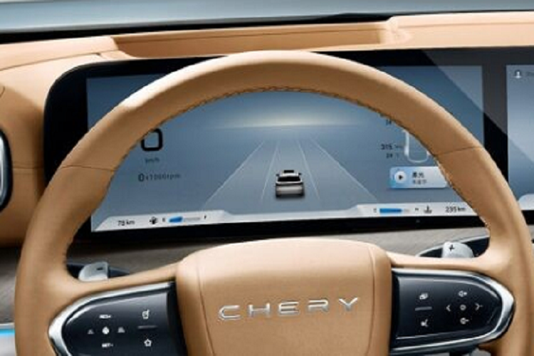 Điểm ấn tượng nhất của nội thất xe Chery Tiggo 9 chính là việc trung tâm của bảng điều khiển xe sẽ có màn hình đôi, thiết kế vuốt cong về phía người lái, đây là điều hiếm thấy ở Trung Quốc, nơi hành khách có quyền truy cập bình đẳng vào màn hình trung tâm hoặc được ưu ái cho màn hình thứ ba của riêng mình như cách mà Geely Galaxy L7 mới ra mắt sở hữu.