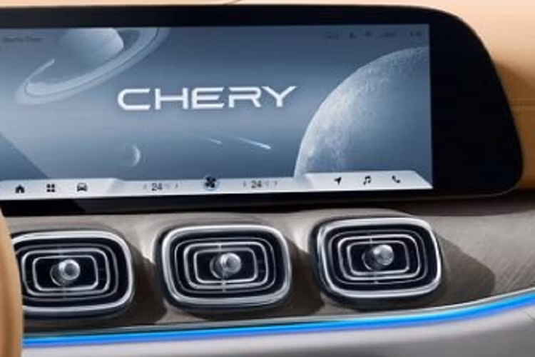 Bảng đồng hồ LCD cũng như màn hình điều khiển trung tâm trên xe Chery Tiggo 9 đều có kích thước 12,3 inch, tiếp đến, ngay phía dưới của màn hình giải trí sẽ là khu vực hộc đựng đồ cỡ lớn, bên hông có thêm cổng USD và Type C, ngoài ra là đế sạc không dây cho 2 điện thoại thông minh, bộ chọn chế độ lái và điều khiển âm lượng của âm thanh nổi.