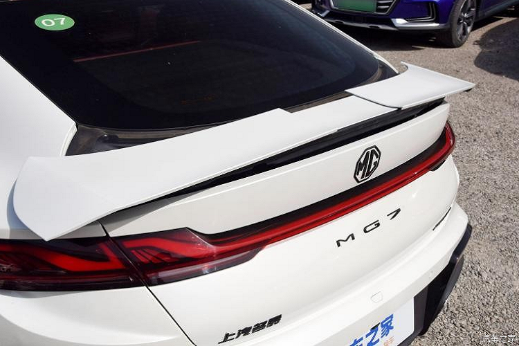 Điều thú vị nhất chắc chắn là chế độ X-MODE gắn trên vô lăng, thông qua đó, bạn không chỉ có thể bật hai chế độ cài đặt sẵn là chế độ đường đua và chế độ tăng tốc trên đường thẳng mà còn có thể điều chỉnh công suất, hệ thống lái, độ cúng và mềm của hệ thống treo trong điều chỉnh hiệu suất.