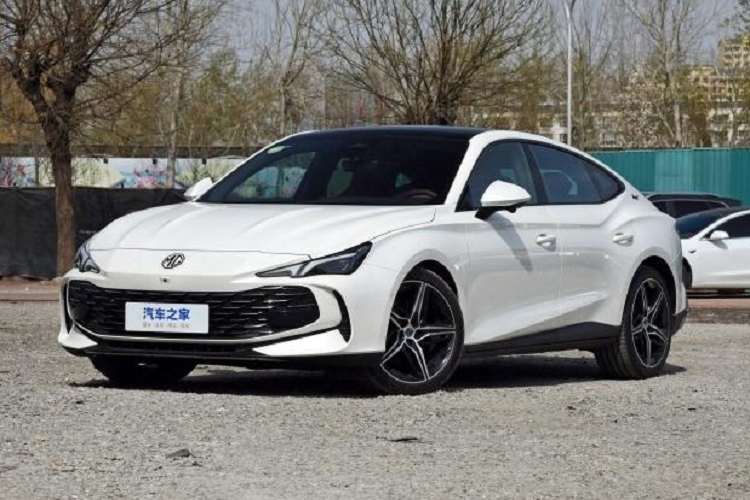 MG7 2023 mới không chỉ có sự sang trọng và thanh lịch của một chiếc sedan cao cấp mà còn có tính thể thao của một chiếc xe hiệu suất cao. Đèn pha kiểu tam giác sắc cạnh được trang bị dải đèn LED đôi bên trong, hốc thông gió hai bên yếm trước tăng thêm phần thể thao, nhìn từ bên thân xe