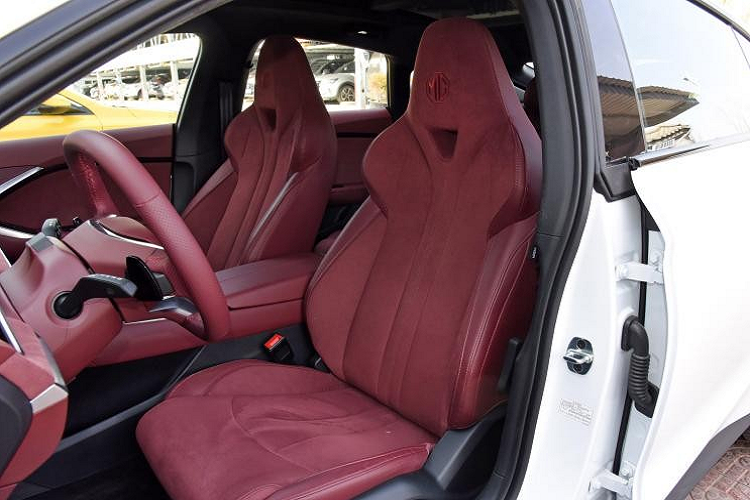 MG7 mới cung cấp ba màu nội thất là xanh malachit, xanh đen và đỏ bầm. Bảng đồng hồ LCD toàn phần 10,25 inch và màn hình điều khiển trung tâm 12,3 inch dư sức cung cấp đủ bầu không khí công nghệ trong xe, hệ thống buồng lái thông minh Zebra Luoshen 8155, hệ thống kính chắn gió AR-HUD thực tế tăng cường