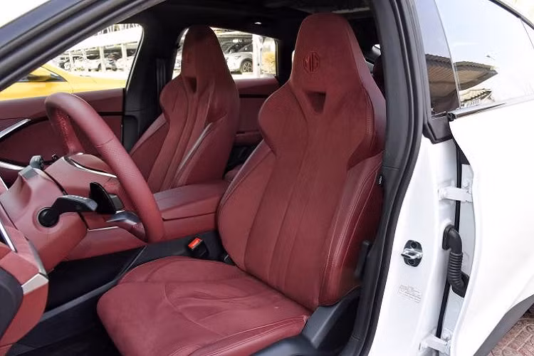 MG7 mới cung cấp ba màu nội thất là xanh malachit, xanh đen và đỏ bầm. Bảng đồng hồ LCD toàn phần 10,25 inch và màn hình điều khiển trung tâm 12,3 inch dư sức cung cấp đủ bầu không khí công nghệ trong xe, hệ thống buồng lái thông minh Zebra Luoshen 8155, hệ thống kính chắn gió AR-HUD thực tế tăng cường