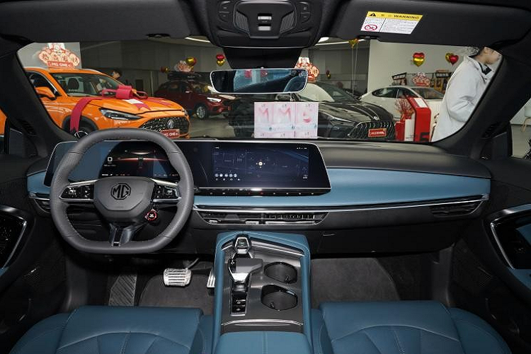 Cụ thể, để đáp ứng nhu cầu đa dạng của người dùng, MG7 còn cung cấp 3 gói tùy chọn cho bạn lựa chọn, đầu tiên là nội thất với kết cấu da lộn cao cấp Chixia Zhu Dinamica. Thứ 2 là bao gồm các tùy chọn dành cho cánh gió đuôi điện và cốp sau điện, sau cùng là hệ thống hỗ trợ lái thông minh NGP nằm trong gói thông minh Zongqing.