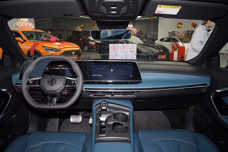 Cụ thể, để đáp ứng nhu cầu đa dạng của người dùng, MG7 còn cung cấp 3 gói tùy chọn cho bạn lựa chọn, đầu tiên là nội thất với kết cấu da lộn cao cấp Chixia Zhu Dinamica. Thứ 2 là bao gồm các tùy chọn dành cho cánh gió đuôi điện và cốp sau điện, sau cùng là hệ thống hỗ trợ lái thông minh NGP nằm trong gói thông minh Zongqing.