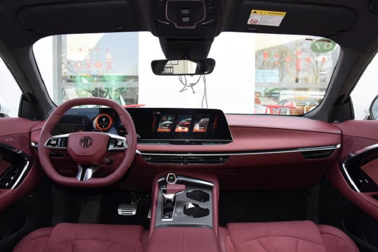 Về kích thước thân xe, MG7 mới có chiều dài, chiều rộng và chiều cao lần lượt là 4.884 x 1.889 x 1.447 mm và chiều dài cơ sở là 2.778 mm. Mỗi mô hình của MG Black Label sẽ được xây dựng với tiêu chuẩn sản phẩm hàng đầu cho thương hiệu bao gồm việc cá nhân hóa giúp, người dùng có thể tận hưởng dịch vụ độc quyền của Black Label trong suốt vòng đời của xe.