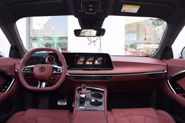 Về kích thước thân xe, MG7 mới có chiều dài, chiều rộng và chiều cao lần lượt là 4.884 x 1.889 x 1.447 mm và chiều dài cơ sở là 2.778 mm. Mỗi mô hình của MG Black Label sẽ được xây dựng với tiêu chuẩn sản phẩm hàng đầu cho thương hiệu bao gồm việc cá nhân hóa giúp, người dùng có thể tận hưởng dịch vụ độc quyền của Black Label trong suốt vòng đời của xe.