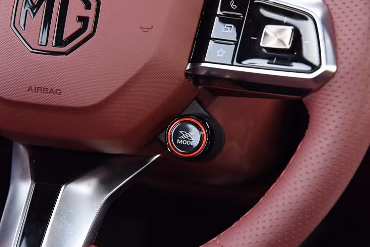 Ở sức mạnh, MG7 mới sẽ được trang bị động cơ 4 xi-lanh, dung tích 2.0 lít, tăng áp với công suất tối đa 261 mã lực và mô-men xoắn cực đại 405 Nm, hệ truyền động sẽ phù hợp với hộp số sàn 9 cấp, nhờ đó, xe chỉ mất thời gian 6,5 giây để tăng tốc từ 0-100 km/h.