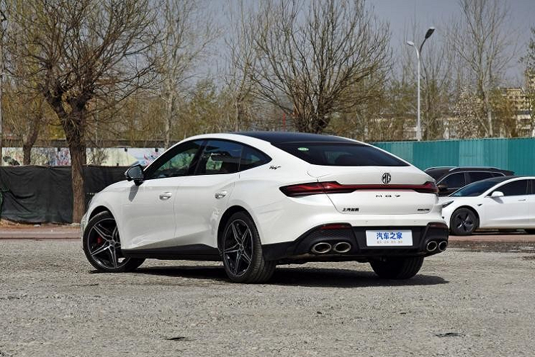 MG7 mới mang đặc tính thể thao rất tốt với dạng cửa không khung, vòm bánh xe mở rộng, mui xe vuốt cong xuống. Đuôi xe mang cảm giác chuyển động mạnh mẽ, có tổng cộng 4 ống xả ở hai bên, đi kèm van có thể đóng mở bằng tay.