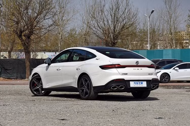 MG7 mới mang đặc tính thể thao rất tốt với dạng cửa không khung, vòm bánh xe mở rộng, mui xe vuốt cong xuống. Đuôi xe mang cảm giác chuyển động mạnh mẽ, có tổng cộng 4 ống xả ở hai bên, đi kèm van có thể đóng mở bằng tay.