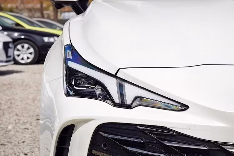 Được mong đợi nhất là cánh gió sau cùng phong cách với Palme được trang bị trên MG7, khi di chuyển trên đường phố đông đúc, cánh gió sau chỉnh điện 3 giai đoạn thích ứng được cất vào cốp sau hatchback và đuôi vịt hơi nhô cao đáp ứng yêu cầu khí động học ở tốc độ bình thường, khi tốc độ trên 100 km/h, cánh gió sau sẽ tự động nâng lên và mở ra, mang lại khả năng lái ổn định hơn như các siêu xe.