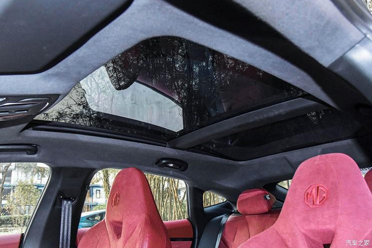 Hệ thống âm thanh vòm biển sâu BOSE Centerpoint (14 loa, công nghệ âm thanh vòm SurroundStage) và ghế da lộn cao cấp Dinamica mang đến trải nghiệm cabin sang trọng và thoải mái.