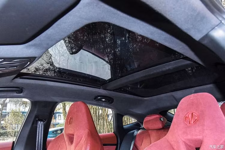 Hệ thống âm thanh vòm biển sâu BOSE Centerpoint (14 loa, công nghệ âm thanh vòm SurroundStage) và ghế da lộn cao cấp Dinamica mang đến trải nghiệm cabin sang trọng và thoải mái.