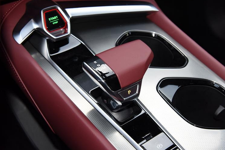 Ngoài ra, MG7 còn cung cấp cho các mẫu xe tùy chọn trang bị động cơ 4 xi-lanh, dung tích 1.5 lít, công suất cực đại 180 mã lực cùng hộp số ly hợp kép 7 cấp.