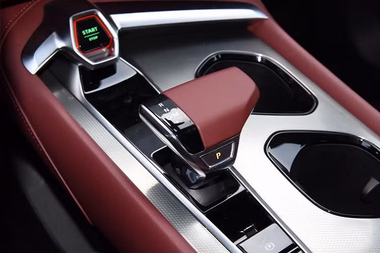 Ngoài ra, MG7 còn cung cấp cho các mẫu xe tùy chọn trang bị động cơ 4 xi-lanh, dung tích 1.5 lít, công suất cực đại 180 mã lực cùng hộp số ly hợp kép 7 cấp.