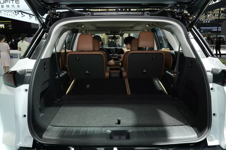 Nissan Pathfinder 2024 dành cho Trung Quốc được cho là dùng cơ sở gầm bệ D Platform cũ, tương tự SUV hạng sang Infiniti QX60. "Trái tim" của mẫu xe này là động cơ xăng 4 xi-lanh, tăng áp, dung tích 2.0L, cho công suất tối đa 252 mã lực và mô-men xoắn cực đại 350 Nm, dùng chung với Infiniti QX60 đang bán tại Trung Quốc.