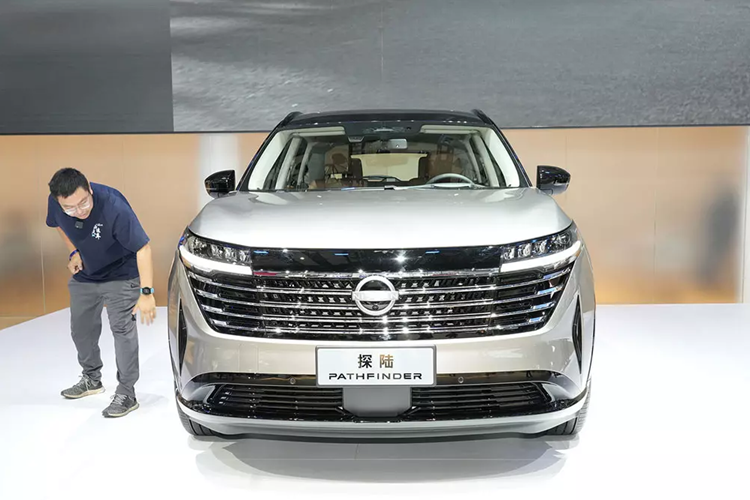 Được định vị trong phân khúc SUV cỡ trung và cỡ lớn, Nissan Pathfinder 2024 có kích thước dài x rộng x cao lần lượt 5.130 x 1.981 x 1.767 mm cùng chiều dài cơ sở 2.900 mm. Với kích thước này, tân binh nhà Nissan sẽ cạnh tranh với Hyundai Palisade, Ford Explorer và Kia Telluride.