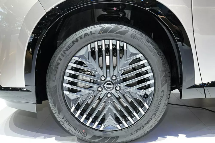 Ngoài ra, lưới tản nhiệt của Nissan Pathfinder 2024 còn tạo cảm giác nối liền với cụm đèn pha LED mượt mà và dải đèn LED định vị ban ngày ở hai bên. Trong khi đó, cản trước của xe đi kèm hốc gió trung tâm rộng và 2 khe gió hình tam giác nằm dọc.