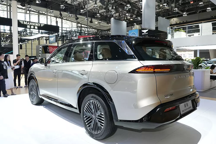 Thêm vào đó là cần số ngắn, núm xoay chọn chế độ lái, phanh tay điện tử, tự động giữ phanh tạm thời, cửa sổ trời toàn cảnh, màn hình hiển thị thông tin kính lái HUD, hệ thống âm thanh Bose 12 loa và sạc điện thoại không dây.